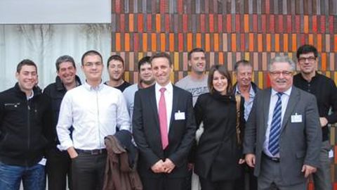 Au premier plan, à droite, Jean-Guy Lelu, DG du groupe Agridis-Holdis et Pascal Ramondenc (cravate rose), dirigeant du réseau Agridis sont entourés de technico-commerciaux.