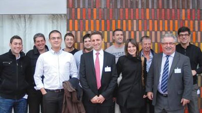 Au premier plan, à droite, Jean-Guy Lelu, DG du groupe Agridis-Holdis et Pascal Ramondenc (cravate rose), dirigeant du réseau Agridis sont entourés de technico-commerciaux.