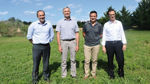 Les présidents des coopératives, Thierry Josserand (Terre d'Alliances) et Jean-Yves Colomb (Dauphinoise), entourés de leurs directeurs respectifs : Mathieu Staub et Georges Boixo. Les présidents des coopératives, Thierry Josserand (Terre d'Alliances) et Jean-Yves Colomb (Dauphinoise), entourés de leurs directeurs respectifs : Mathieu Staub et Georges Boixo.