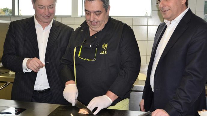 Avant l'AG du 13 février, Christian Pèes, président (à gauche) et Pierre Couderc, DG, ont présenté leurs bons résultats dans l'alimentaire. Ici, le centre de formation Rougié où les restaurateurs apprennent à cuisiner le foie gras.F. JACQUEMOUD