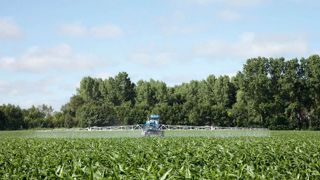 La quantité de substances actives vendues en 2011 est de 62 700 t, en hausse de 1,3 % par rapport à 2010. En cause, les herbicides et les insecticides tandis que les fongicides ont régressé.© SÉBASTIEN CHAMPION La quantité de substances actives vendues en 2011 est de 62 700 t, en hausse de 1,3 % par rapport à 2010. En cause, les herbicides et les insecticides tandis que les fongicides ont régressé.© SÉBASTIEN CHAMPION