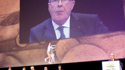 15 % en 15 ans. C'est la croissance du CA du secteur coopératif agricole français, soit + 1 % par an, « et ce malgré les difficultés des filières animales, observe Philippe Mangin. Notre secteur résiste mieux que l'ensemble de l'agroalimentaire ».R. FOURREAUX 15 % en 15 ans. C'est la croissance du CA du secteur coopératif agricole français, soit + 1 % par an, « et ce malgré les difficultés des filières animales, observe Philippe Mangin. Notre secteur résiste mieux que l'ensemble de l'agroalimentaire ».R. FOURREAUX