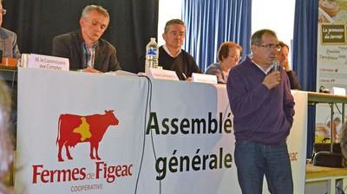 Laurent Causse (au micro), responsable du service Energie a exposé les nouveaux projets de la coop, sous le regard de Pierre Lafragette (à gauche), le président, et Dominique Olivier, le directeur.F. JACQUEMOUD