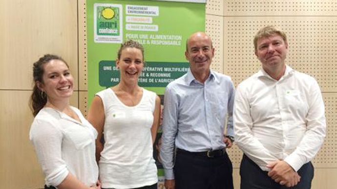 De gauche à droite, Inès Ducongé, ingénieur qualité, en charge de l'élaboration des cahiers des charges filières, Sarah Slous, en charge de l'animation et du développement, Christophe Grison, président, et Philippe Sommer, directeur d'Agri Confiance et de Coop de France Nouvelle Aquitaine. De gauche à droite, Inès Ducongé, ingénieur qualité, en charge de l'élaboration des cahiers des charges filières, Sarah Slous, en charge de l'animation et du développement, Christophe Grison, président, et Phi