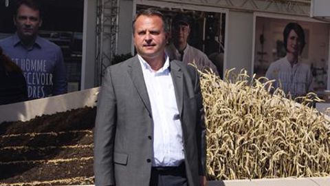 « Notre défi est de tirer profit de notre implication dans la transformation pour maximiser le revenu de nos producteurs », Jean-Olivier Lhuissier, directeur des activités agricoles de Vivescia, lors d'un point presse à la Foire de Châlons-en-Champagne le 1er septembre. © C. URVOY « Notre défi est de tirer profit de notre implication dans la transformation pour maximiser le revenu de nos producteurs », Jean-Olivier Lhuissier, directeur des activités agricoles de Vivescia, lors d'un point presse 