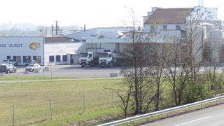 Pré-emballeur d'emmental, le Centurion, prendrait 55 % du capital de la société Valment, la filiale à 100 % de la coopérative Lacopab. Pré-emballeur d'emmental, le Centurion, prendrait 55 % du capital de la société Valment, la filiale à 100 % de la coopérative Lacopab.