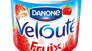 Pour booster ses ventes, le yaourt Velouté bénéfi cie d'un nouveau pot et d'une nouvelle recette. 60 % de l'activité de Danone produits frais France vont suivre ce chemin d'ici à la fin 2013. Pour booster ses ventes, le yaourt Velouté bénéfi cie d'un nouveau pot et d'une nouvelle recette. 60 % de l'activité de Danone produits frais France vont suivre ce chemin d'ici à la fin 2013.