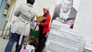 Les dons de lait des producteurs français représentent 5 Ml. Ils sont transformés essentiellement en lait UHT que la banque alimentaire finance à raison de 15 c/l pour l'emballage et 15 c/l pour l'expédition vers ses centres logistiques.© PHOTOPQR/OUEST FRANCE/PHILIPPE RENAULT Les dons de lait des producteurs français représentent 5 Ml. Ils sont transformés essentiellement en lait UHT que la banque alimentaire finance à raison de 15 c/l pour l'emballage et 15 c/l pour l'expédition vers ses centres logistiques.© PHOTOPQR/OUEST FRANCE/PHILIPPE RENAULT