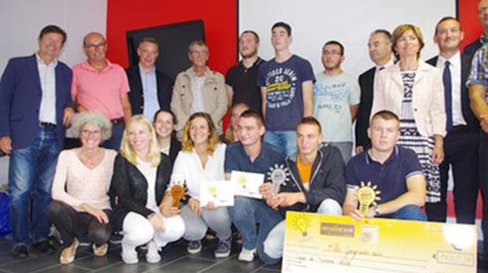 Hugues Dazard (à gauche), ancien président d'Acolyance et président du jury du trophée Idéa, a récom­pen­sé trois groupes de lycéens agricoles pour leurs idées innovantes qui pourront être mises en pratique sur le territoire de la coopérative. © C. URVOY Hugues Dazard (à gauche), ancien président d'Acolyance et président du jury du trophée Idéa, a récom­pen­sé trois groupes de lycéens agricoles pour leurs idées innovantes qui pourront être mises en pratique sur le territoire de la coopérative. ©