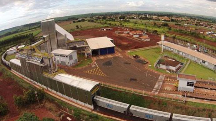 Le nouvel entrepôt du terminal de Guará, prévu dans le cadre de l'accord Tereos-VLI, permettra le stockage de 80 000 tonnes de sucre brut. Le nouvel entrepôt du terminal de Guará, prévu dans le cadre de l'accord Tereos-VLI, permettra le stockage de 80 000 tonnes de sucre brut.