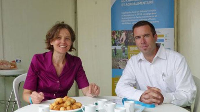 Lucie Martin, responsable emploi-formation à la FC2A, s'est entourée de négociants dont Gaël Leplâtre, responsable appro aux Ets Leplâtre (Loiret), venu témoigner de son expérience le mardi 6 septembre au matin. © R. FOURREAUX Lucie Martin, responsable emploi-formation à la FC2A, s'est entourée de négociants dont Gaël Leplâtre, responsable appro aux Ets Leplâtre (Loiret), venu témoigner de son expérience le mardi 6 septembre au matin. © R. FOURREAUX