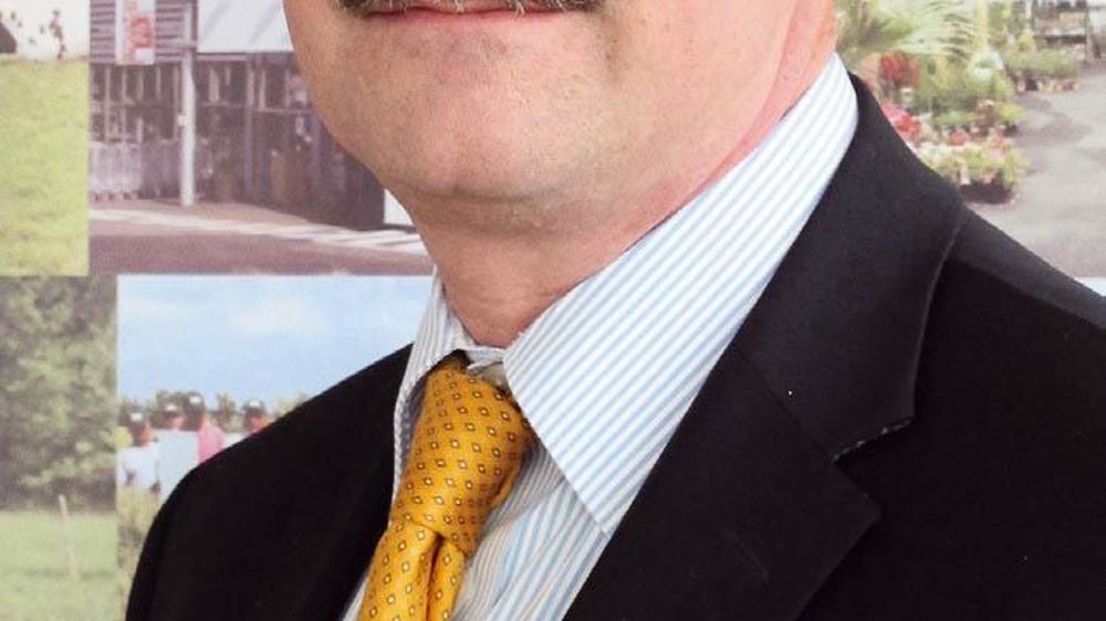 Patrice Lepelleux À 59 ans, le directeur de la branche lait du groupe coopératif basnormand Agrial a une grande expérience du monde laitier. Il débute à l'ex-Union laitière normande puis évolue dans le giron de Bongrain. Avant de devenir directeur de la coop Elle-et-Vire en 2007, il est directeur industriel de CLE-Bongrain. La fusion d'Elle-et- Vire et d'Agrial en 2011 le propulse à la tête de la branche lait. Agrial compte aussi à son actif les salades Florette, les boissons Danao, le cidre Loï