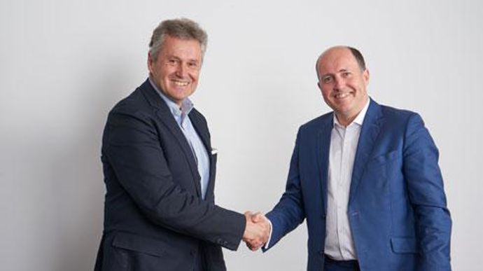 Thierry Blandinières, directeur général d'InVivo (à gauche) et Pierre-Christophe Duprat, président de la région Europe Moyen-Orient Afrique pour ADM, lors de la signature de l'accord de négociation, le 2 juillet à Paris. ©INVIVO Thierry Blandinières, directeur général d'InVivo (à gauche) et Pierre-Christophe Duprat, président de la région Europe Moyen-Orient Afrique pour ADM, lors de la signature de l'accord de négociation, le 2 juillet à Paris. ©INVIVO