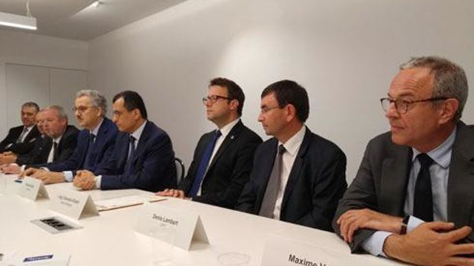 Loïg Chesnais-Girard, président de la région Bretagne, Denis Lambert, PDG de LDC, Fahad Alfadley, DG d'Almunajem, Maxime Vandoni, DG de Terrena, et Dominique Ciccone, DG de Triskalia, ont signé, le 2 juillet, l'entrée de la région Bretagne au capital de Yer Breizh. Loïg Chesnais-Girard, président de la région Bretagne, Denis Lambert, PDG de LDC, Fahad Alfadley, DG d'Almunajem, Maxime Vandoni, DG de Terrena, et Dominique Ciccone, DG de Triskalia, ont signé, le 2 juillet, l'entrée de la région Bre