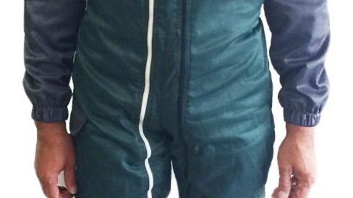 Les nouveaux vêtements d'Axe environnement sont réalisés dans un tissu respirant dont le type de tissage apporte une protection par répulsion. Ils peuvent résister à 15 cycles d'entretien et sont vendus au prix agriculteur de 89 € HT.