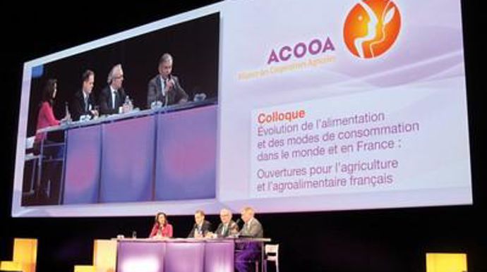 Deux journées bien remplies : Près de 1 500 participants ont fait le déplacement entre les 19 et 20 décembre dernier au Palais des congrès à Paris pour assister au premier congrès d'Acooa. Au programme : les AG et les séances publiques de Coop de France et ses sections, l'AG et la convention d'InVivo, ainsi que le colloque Acooa portant sur l'évolution des modes de consommation.R. FOURREAUX