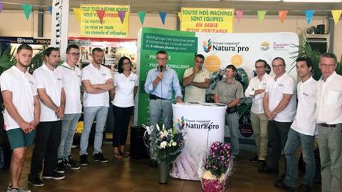 L'équipe motoculture du magasin réunie autour de Sylvain Robinet, directeur général de Natura'pro.  L'équipe motoculture du magasin réunie autour de Sylvain Robinet, directeur général de Natura'pro. 