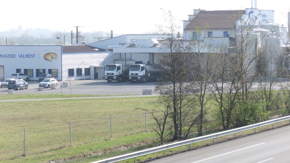 Depuis le 1er avril, la fromagerie de Leyment (gérée par la société Valment, filiale de la coopérative Lacopab) n'est plus approvisionnée par les adhérents de l'OP Leymental.© A.B.
