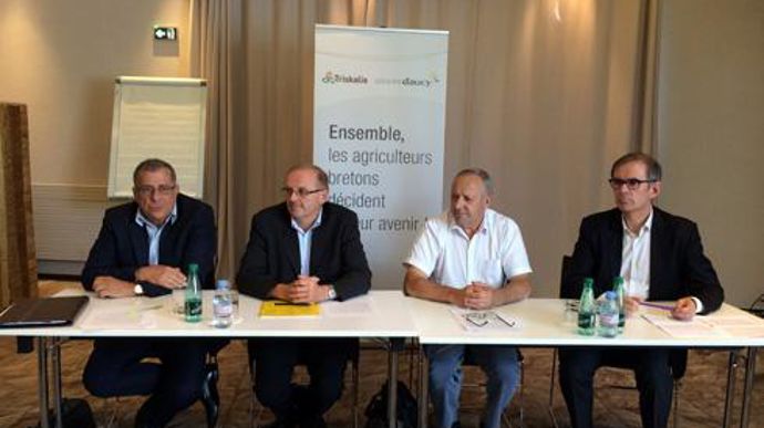 De gauche à droite, Dominique Ciccone, DG de Triskalia, Serge Le Bartz, président de d'aucy, Georges Galardon, président de Triskalia, et Alain Perrin, DG de d'aucy. © H. LAURANDEL 