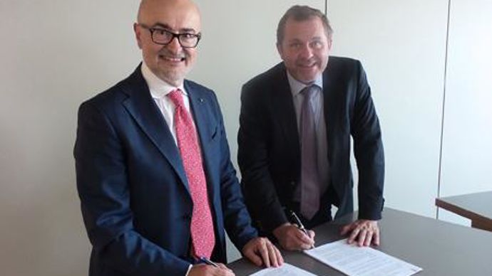 Giuseppe Natale (à gauche), PDG de Valagro, et Laurent Martel, directeur général d'InVivo Agriculture ont signé un accord pour la distribution et le développement des biostimulants. Giuseppe Natale (à gauche), PDG de Valagro, et Laurent Martel, Directeur Général d'InVivo Agriculture ont signé un accord pour la distribution et le développement des biostimulants.