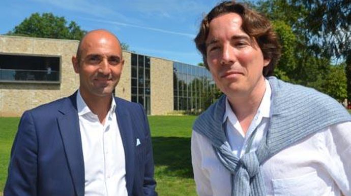 Hubert de Roquefeuil (à gauche), ex-président de Neovia, et Matthieu Leroy, directeur de la transformation, lors de l'inauguration du centre mondial de l'innovation de Saint-Nolff (Morbihan) et du dévoilement du nom « Neovia », le 8 juillet 2016. © Y. BOLOH Hubert de Roquefeuil (à gauche), ex-président de Neovia, et Matthieu Leroy, directeur de la transformation, lors de l'inauguration du centre mondial de l'innovation de Saint-Nolff (Morbihan) et du dévoilement du nom « Neovia », le 8 juillet 2