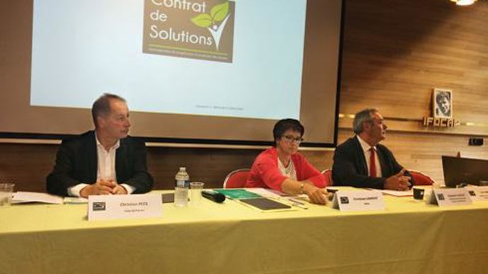 Christian Pèes, vice-président de Coop de France, Christiane Lambert, présidente de la FNSEA, et Alexandre Quillet, président de la CGB, de gauche à droite, lors de la présentation du contrat de solutions le 11 juillet 2018. ©F.MELIX/GFA Christian Pèes, vice-président de Coop de France, Christiane Lambert, présidente de la FNSEA, et Alexandre Quillet, président de la CGB, de gauche à droite, lors de la présentation du contrat de solutions le 11 juillet 2018. ©F.MELIX/GFA