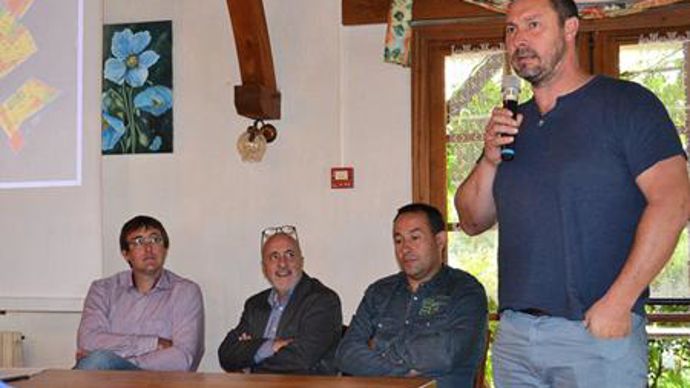 Le 16 septembre, à Péguilhan (Haute-Garonne), Benoît Kennel (à gauche), agriculteur, Thierry Darbin, d'InVivo, Cédric Carpène, président de Val de Gascogne et William Blanchet, agriculteur, ont témoigné devant­ une cinquantaine de TC de Val de Gascogne. © F. JACQUEMOUD Le 16 septembre, à Péguilhan (Haute-Garonne), Benoît Kennel (à gauche), agriculteur, Thierry Darbin, d'InVivo, Cédric Carpène, président de Val de Gascogne et William Blanchet, agriculteur, ont témoigné devant­ une cinquantaine de