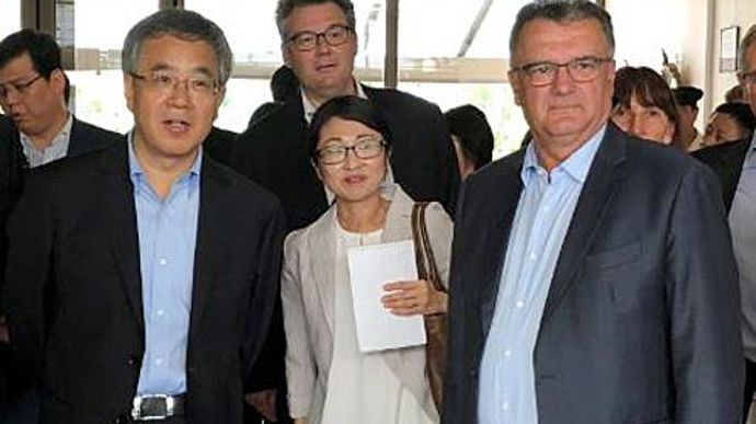Hu Chunhua, vice-Premier ministre de Chine (à gauche), et sa délégation ont été reçus dans le Gers, le 11 juillet, par Michel Prugue, président du groupe Maïsadour (à droite) et Philippe Carré, directeur général (au centre). Hu Chunhua, vice-Premier ministre de Chine (à gauche), et sa délégation ont été reçus dans le Gers, le 11 juillet, par Michel Prugue, président du groupe Maïsadour (à droite) et Philippe Carré, directeur général (au centre).