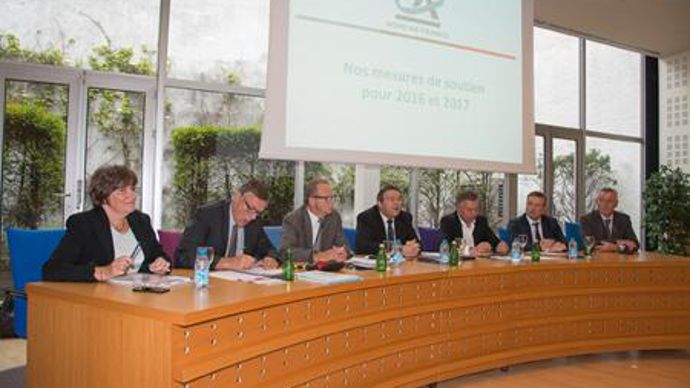  Au fond à droite, Cédric Cogniez, directeur de la coopérative Unéal, et Frédéric Carré, PDG du Groupe Carré, lors de l'annonce du plan de soutien du Crédit Agricole Nord de France.  Au fond à droite, Cédric Cogniez, directeur de la coopérative Unéal, et Frédéric Carré, PDG du Groupe Carré, lors de l'annonce du plan de soutien du Crédit Agricole Nord de France.