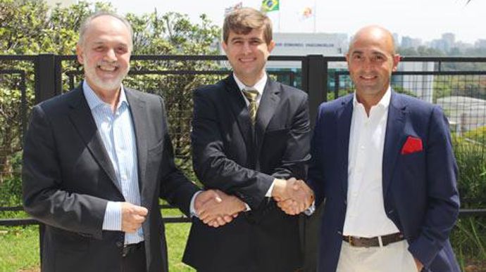 La signature au Brésil avec, de gauche à droite, Nilton Perez, directeur général Neovia Amérique du Sud, Savio Franzner, directeur général de Nutrizon et Hubert de Roquefeuil, président de Neovia. La signature au Brésil avec, de gauche à droite, Nilton Perez, directeur général Neovia Amérique du Sud, Savio Franzner, directeur général de Nutrizon et Hubert de Roquefeuil, président de Neovia.