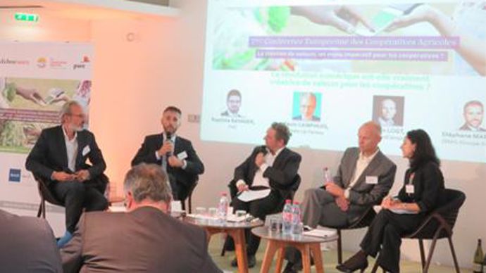 Après la présentation de l'étude s'est tenue une table ronde, réunissant, de gauche à droite, Kévin Camphuis de Shake Up Factory, Stéphane Marcel de Smag, l'animateur, et Erwin Logt de FrieslandCampina, avec sa traductrice. © M. COISNE Après la présentation de l'étude s'est tenue une table ronde, réunissant, de gauche à droite, Kévin Camphuis de Shake Up Factory, Stéphane Marcel de Smag, l'animateur, et Erwin Logt de FrieslandCampina, avec sa traductrice. © M. COISNE