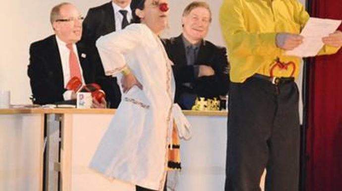 Pour l'AG de ses 20 ans, Vivadour a fait intervenir deux clowns qui ont dressé un portrait de la coop à leur manière.F. JACQUEMOUD