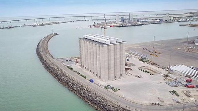 Soufflet négoce (ici le nouveau silo Chef de baie à La Pallice) a été le premier exportateur français de céréales (4 Mt) en 2016-2017. © SOUFFLET Soufflet négoce (ici le nouveau silo Chef de baie à La Pallice) a été le premier exportateur français de céréales (4 Mt) en 2016-2017. © SOUFFLET