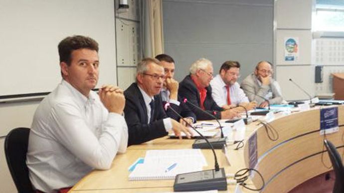 Au premier plan, François Parret, directeur commercial du négoce Lepicard, Jean-Charles Deschamps­, président de Cap Seine et Nicolas Laigle directeur agrofournitures d'Agrial, le 27 septembre dernier lors du colloque « L'avenir des grandes cultures en Normandie ». © A. DUFUMIER Au premier plan, François Parret, directeur commercial du négoce Lepicard, Jean-Charles Deschamps­, président de Cap Seine et Nicolas Laigle directeur agrofournitures d'Agrial, le 27 septembre dernier lors du colloque « 