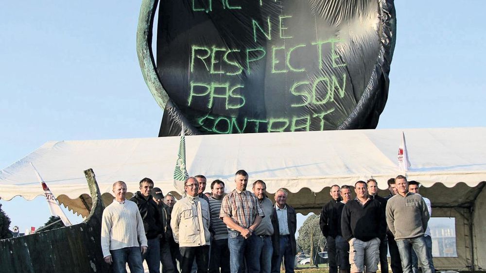 Indépendamment de la revalorisation du prix du lait de 25 €/1 000 l, les éleveurs réclament que l'industriel applique les indicateurs de marché qui leur sont favorables au deuxième semestre.© NICOLAS EMERIAU/OUEST-FRANCE