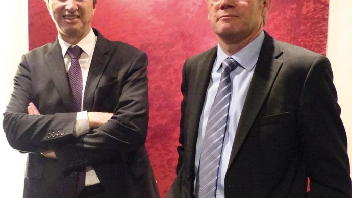 Allier proximité et leadership. L'enjeu de la proximité est crucial pour Axéréal. « On investit 7 à 10 €/t  tous les ans dans le renouvellement et le maintien des outils de métiers du grain », se targue le président Jean-François Loiseau (à droite, aux côtés du DG, Philippe de Raynal). De son avis et quoi qu'on en dise, les 13 000 adhérents semblent généralement satisfaits : « Il y a plutôt des gains de parts de marché sur nos territoires. »R. FOURREAUX