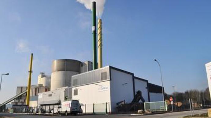 Première chaufferie bois en France à intégrer un condenseur pour récupérer la chaleur des fumées, elle consommera 22 000 t de bois-énergie local par an et évitera ainsi la production de 11 420 t de CO2.