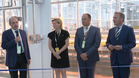 De gauche à droite, François Desprez, président de Florimond Desprez, Katrien Partyka, maire de Tienen, Willy Borsus, ministre belge de l'Agriculture et Rob van Tetering, CEO de SESVanderHave.B. CAILLIEZ