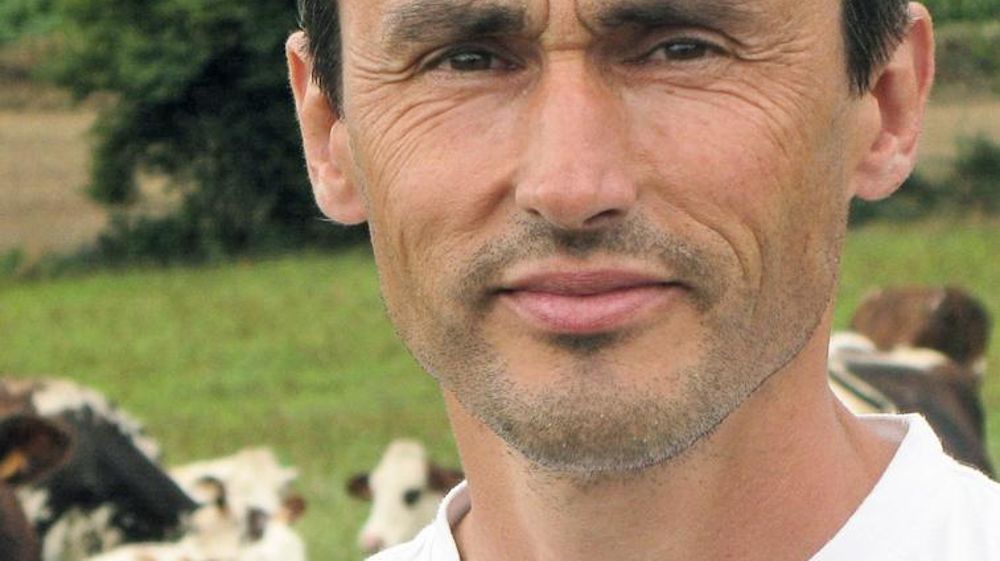 Patrice Lefeuvre est éleveur biologique depuis 1999, à Saint-Thomas-de-Courceriers (Mayenne). En Gaec avec deux associés, il produit 300 000 l livrés à la fromagerie de Montsûrs, entreprise spécialisée dans la fabrication de camemberts bio, dont il est président de l'Association de producteurs. Il est aussi coprésident de l'APLB Seine-Loire, une OP agréée regroupant les producteurs livrant aux opérateurs privés en Pays de la Loire, Bretagne, Normandie et Picardie, et président de l'association L