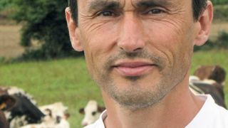 Patrice Lefeuvre est éleveur biologique depuis 1999, à Saint-Thomas-de-Courceriers (Mayenne). En Gaec avec deux associés, il produit 300 000 l livrés à la fromagerie de Montsûrs, entreprise spécialisée dans la fabrication de camemberts bio, dont il est président de l'Association de producteurs. Il est aussi coprésident de l'APLB Seine-Loire, une OP agréée regroupant les producteurs livrant aux opérateurs privés en Pays de la Loire, Bretagne, Normandie et Picardie, et président de l'association L Patrice Lefeuvre est éleveur biologique depuis 1999, à Saint-Thomas-de-Courceriers (Mayenne). En Gaec avec deux associés, il produit 300 000 l livrés à la fromagerie de Montsûrs, entreprise spécialisée dans la fabrication de camemberts bio, dont il est président de l'Association de producteurs. Il est aussi coprésident de l'APLB Seine-Loire, une OP agréée regroupant les producteurs livrant aux opérateurs privés en Pays de la Loire, Bretagne, Normandie et Picardie, et président de l'association L