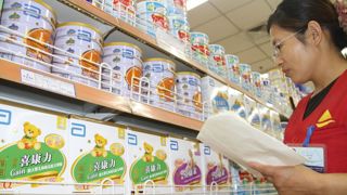 La demande chinoise en lait infantile appelle de grandes quantités de lactosérum concentré, à forte valeur ajoutée, originaire principalement d'Europe.© AFP IMAGE FORUM La demande chinoise en lait infantile appelle de grandes quantités de lactosérum concentré, à forte valeur ajoutée, originaire principalement d'Europe.© AFP IMAGE FORUM