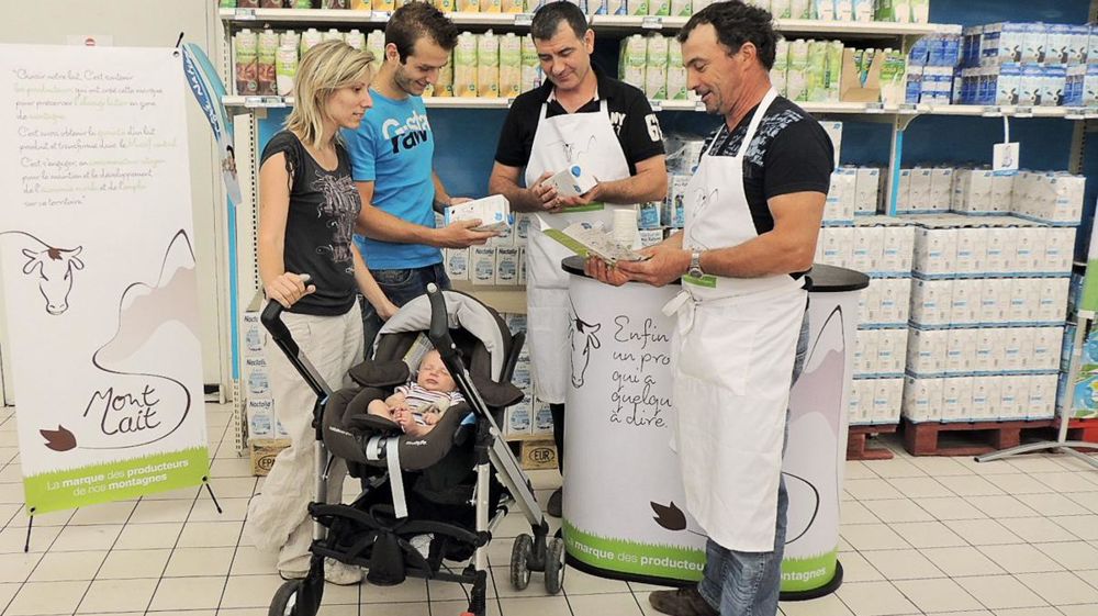 Les producteurs de lait de montagne s'investissent dans des animations auprès du grand public dans les GMS. Ici au Carrefour d'Issoire (Puy-de-Dôme).© ALICE GREFFEUILLE (APLM)