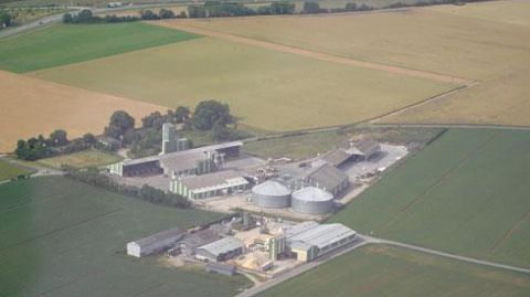 Bernard Nutrition animale fabriquait jusque-là 100 000 tonnes d'aliments par an pour un chiffre d'affaires de 35 millions d'euros depuis son unique site de Meximieux (Ain). Bernard Nutrition animale fabriquait jusque-là 100 000 tonnes d'aliments par an pour un chiffre d'affaires de 35 millions d'euros depuis son unique site de Meximieux (Ain).