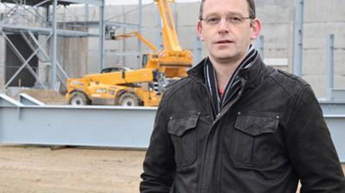 Philippe Vincent, directeur céréales et semences d'Agrial, devant la nouvelle station en construction : « Elle pourra traiter près de dix mille tonnes de semences fourragères. »J.-C. BALLANDONNE