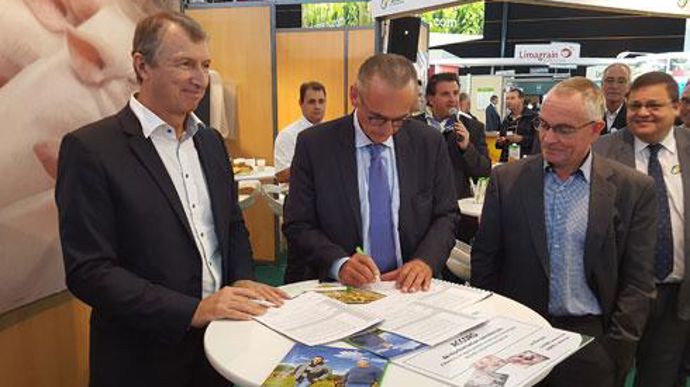 Lors du Sommet de l'élevage, Philippe de Raynal, directeur général d'Axéréal (à gauche), Yves Reneaume, PDG de Calcialiment et Bruno Bouvat-Martin, vice-président d'Axéréal, ont signé un partenariat. © AXEREAL Lors du Sommet de l'élevage, Philippe de Raynal, directeur général d'Axéréal (à gauche), Yves Reneaume, PDG de Calcialiment et Bruno Bouvat-Martin, vice-président d'Axéréal, ont signé un partenariat. © AXEREAL