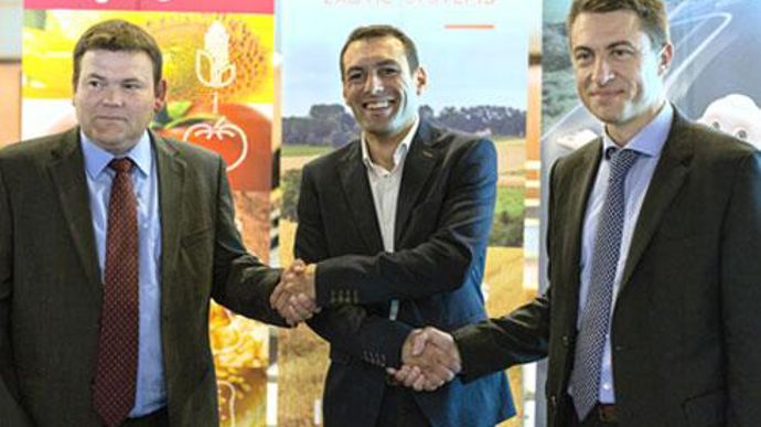 Sébastien Vidal, administrateur de Limagrain (à gauche), Guillaume Blanc, président d'Exotic Systems et Emmanuel Ladent, directeur de la division agricole du groupe Michelin, lors de la signature de l'accord le 4 octobre au Sommet de l'élevage. © RIOT HOUSE PRODUCTION / MICHELIN Sébastien Vidal, administrateur de Limagrain (à gauche), Guillaume Blanc, président d'Exotic Systems et Emmanuel Ladent, directeur de la division agricole du groupe Michelin, lors de la signature de l'accord le 4 octobre