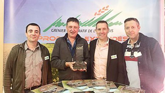  Laurent Soler, responsable productions animales (à gauche), Thierry Roch, président, Daniel Maurel­, directeur et Olivier Massouti, responsable productions végétales sur le stand du Grenier coopératif de l'Albigeois au Sommet de l'élevage à Cournon. © M. ROQUE MARMEYS  Laurent Soler, responsable productions animales (à gauche), Thierry Roch, président, Daniel Maurel­, directeur et Olivier Massouti, responsable productions végétales sur le stand du Grenier coopératif de l'Albigeois au Sommet de 