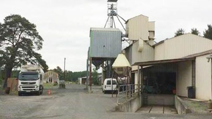 Le site de la SAS Joël Paye produit 5 000 t/an d'aliments équins est repris avec ses huit salariés par le négoce groupe Bernard.  Le site de la SAS Joël Paye produit 5 000 t/an d'aliments équins est repris avec ses huit salariés par le négoce groupe Bernard. 