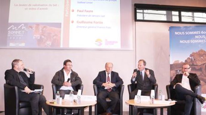 Pour Paul Faure, président de Vercors Lait (deuxième à gauche), Loïc Corbillé, directeur des opérations de Sodiaal Union, Guillaume Fortin, directeur général de France Frais et Laurent Damiens, directeur communication au Cniel, il s'agit avant tout d'être chacun à son niveau force de propositions. © M. ROQUE MARMEYS­ Pour Paul Faure, président de Vercors Lait (deuxième à gauche), Loïc Corbillé, directeur des opérations de Sodiaal Union, Guillaume Fortin, directeur général de France Frais et Laur