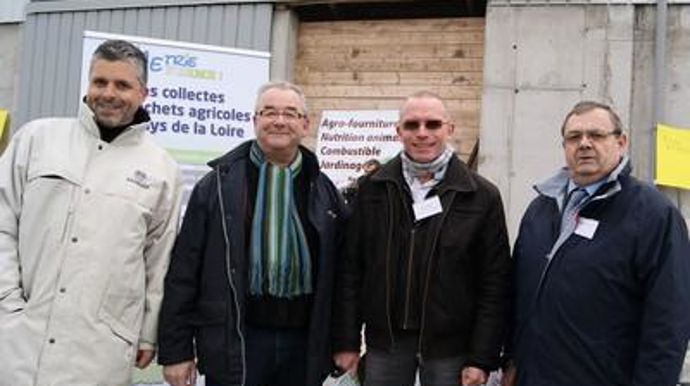 De gauche à droite, sur un site du négoce Pelé, Pierre de Lepinau, directeur d'Adivalor, Robert Angebault, responsable du site, Denis Pelé, son dirigeant, et Christian Aimé, président de l'opération régionale sur les déchets agricoles.H. LAURANDEL